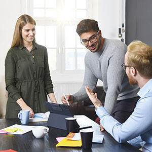 Projektmanager diskutieren über ein Mobilitätsprojekt